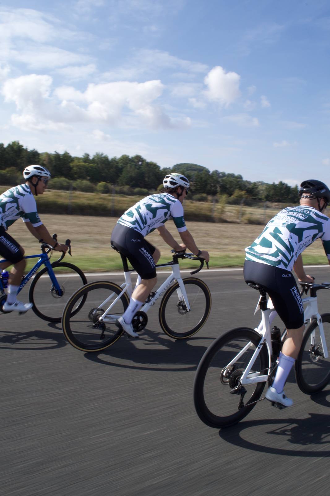 Coureurs du club en file sur route